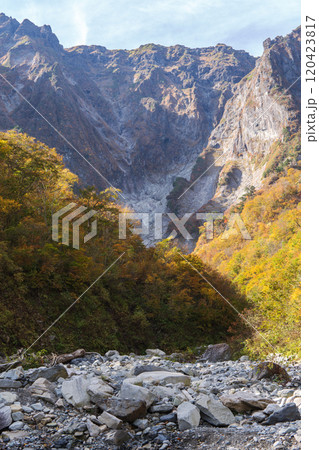 群馬県 紅葉した秋の谷川岳【一ノ倉沢・上信越高原国立公園】みなかみ町 群馬県 紅葉した秋の谷川岳【一ノ倉沢・上信越高原国立公園】みなかみ町 120423817