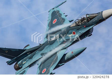 大空を飛ぶ戦闘機 120424278