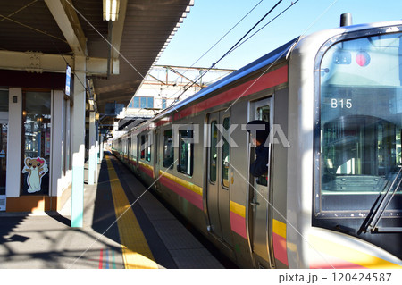 駅を発車する列車 駅を発車する列車 120424587