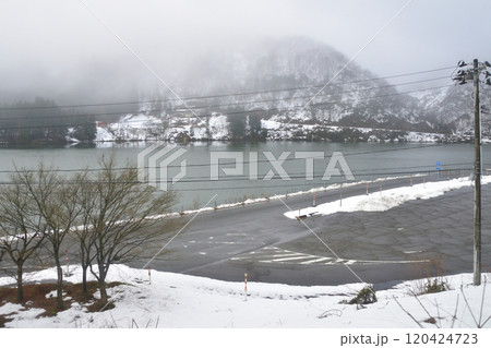 JR東日本磐越西線の津川駅から馬下駅までの車窓風景(2022年12月) 120424723