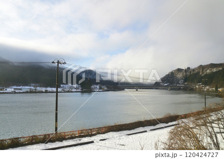 JR東日本磐越西線の津川駅から馬下駅までの車窓風景(2022年12月) JR東日本磐越西線の津川駅から馬下駅までの車窓風景(2022年12月) 120424727