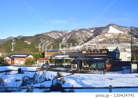 JR東日本磐越西線の津川駅から馬下駅までの車窓風景(2022年12月) 120424745