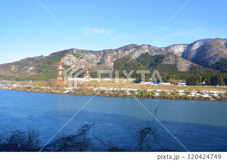 JR東日本磐越西線の津川駅から馬下駅までの車窓風景(2022年12月) JR東日本磐越西線の津川駅から馬下駅までの車窓風景(2022年12月) 120424749