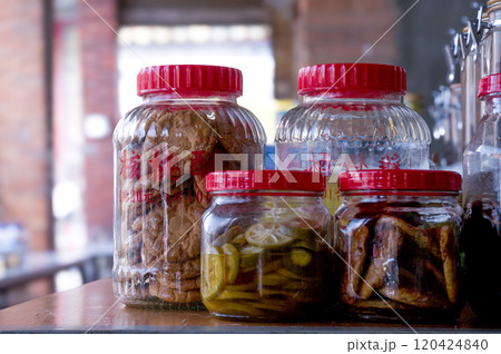 台湾三坑子老街の伝統的な保存食品とお菓子 120424840