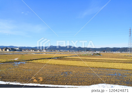 JR東日本磐越西線の馬下駅から新津駅までの車窓風景(2022年12月) 120424871