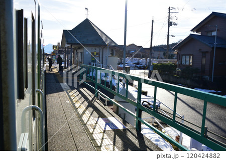 JR東日本磐越西線の馬下駅から新津駅までの車窓風景(2022年12月) 120424882
