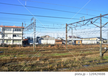 JR東日本磐越西線の馬下駅から新津駅までの車窓風景(2022年12月) 120424886