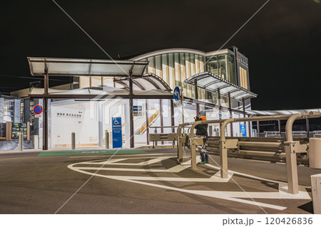 夜の帳が下りたJR御厨駅の近代的な橋上駅舎と静かな駅前風景(静岡県) 120426836