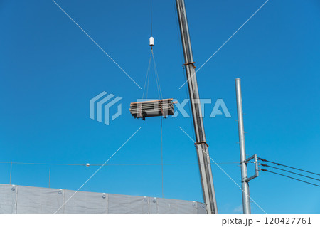 建設現場 資材の荷揚げ作業 建設現場 資材の荷揚げ作業 120427761