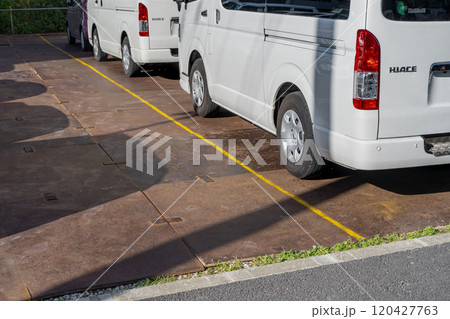建設現場　敷鉄板の仮設駐車場 120427763