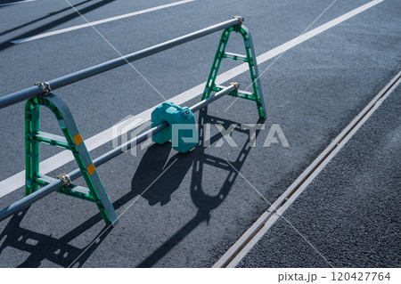 道路と単管バリケード 道路と単管バリケード 120427764