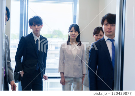 オフィスでエレベーターに乗るビジネスパーソン オフィスでエレベーターに乗るビジネスパーソン 120429877