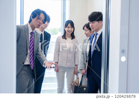 オフィスでエレベーターに乗るビジネスパーソン 120429879