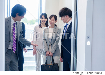 オフィスでエレベーターに乗るビジネスパーソン 120429881