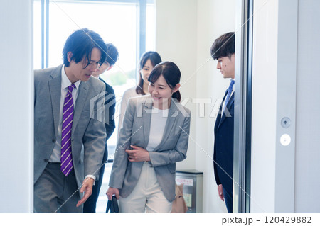 オフィスでエレベーターに乗るビジネスパーソン 120429882