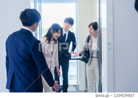 オフィスでエレベーターに乗るビジネスパーソン オフィスでエレベーターに乗るビジネスパーソン 120429887