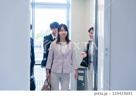 オフィスでエレベーターに乗るビジネスパーソン オフィスでエレベーターに乗るビジネスパーソン 120429891
