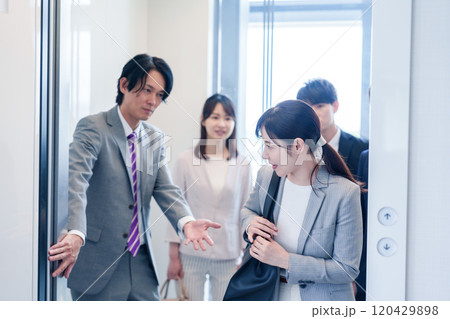 オフィスでエレベーターに乗るビジネスパーソン 120429898