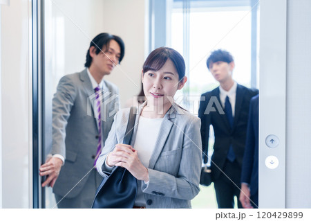 オフィスでエレベーターに乗るビジネスパーソン オフィスでエレベーターに乗るビジネスパーソン 120429899