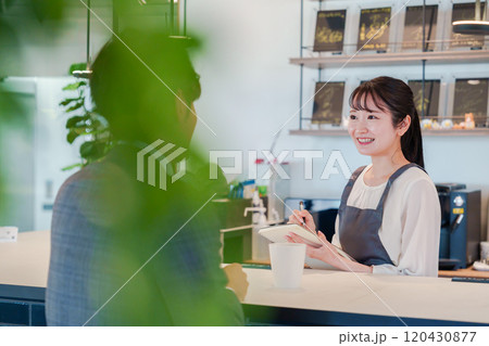 おしゃれカフェで働く女性とビジネスマン 120430877