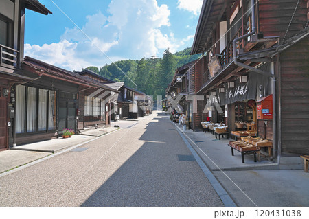 【奈良井宿の町並み】 長野県塩尻市奈良井 【奈良井宿の町並み】 長野県塩尻市奈良井 120431038
