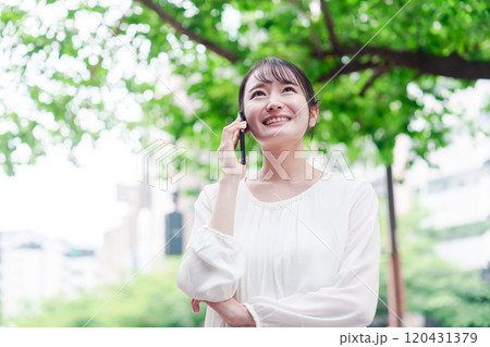 外で通話をする若い女性 120431379