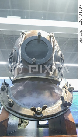 Antique bronze and metal diving helmet for military dives Antique bronze and metal diving helmet for military dives 120431397