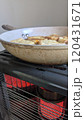 ストーブの上で調理 120431671