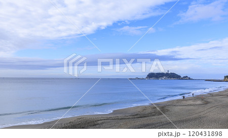 七里ガ浜からみた江ノ島・小動・富士山 120431898