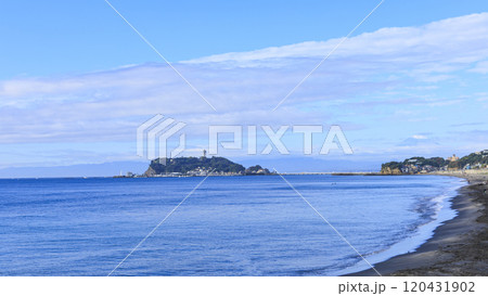 七里ガ浜からみた江ノ島・小動・富士山 120431902