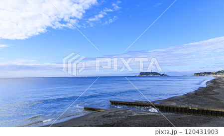 七里ガ浜からみた江ノ島・小動・富士山 120431903