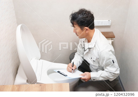 トイレの点検をする水道工事業者 トイレの点検をする水道工事業者 120432096