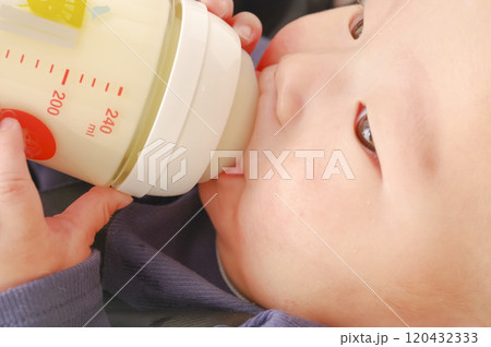 哺乳瓶からミルクを飲むアジア人の赤ちゃん 哺乳瓶からミルクを飲むアジア人の赤ちゃん 120432333