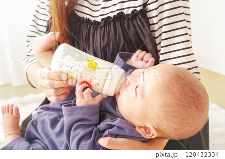 哺乳瓶からミルクを飲むアジア人の赤ちゃん 哺乳瓶からミルクを飲むアジア人の赤ちゃん 120432334