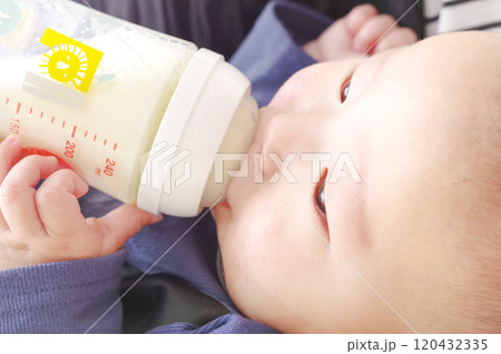 哺乳瓶からミルクを飲むアジア人の赤ちゃん 哺乳瓶からミルクを飲むアジア人の赤ちゃん 120432335