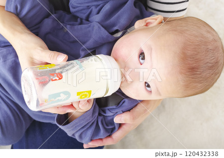 哺乳瓶からミルクを飲むアジア人の赤ちゃん 哺乳瓶からミルクを飲むアジア人の赤ちゃん 120432338