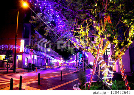 冬の沖縄　クリスマスライトアップされた街　嘉手納町 120432643
