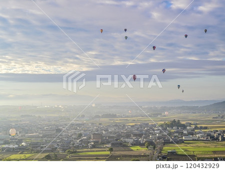 朝焼けの空を飛ぶ熱気球 びわ湖東近江バルーンフェスタ2024 朝焼けの空を飛ぶ熱気球 びわ湖東近江バルーンフェスタ2024 120432929