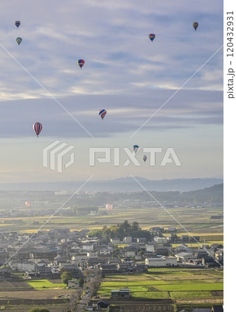 熱気球、八日市の上空に舞う　びわ湖東近江バルーンフェスタ2024 120432931