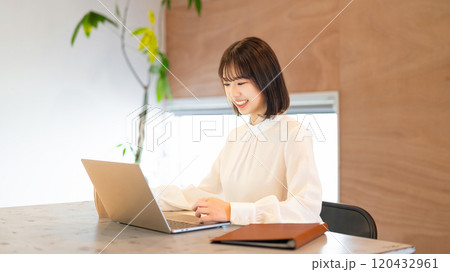 パソコンを使う若い女性・ビジネスウーマン パソコンを使う若い女性・ビジネスウーマン 120432961