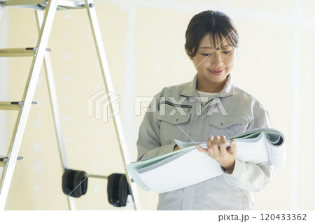 建設現場で働く若い女性 建設現場で働く若い女性 120433362