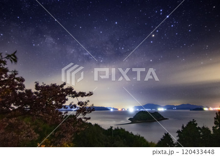 春の瀬戸内の島に咲く河津桜と夏の天の川 120433448