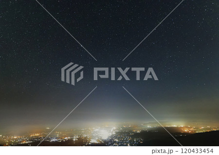 早春の山間の町を覆う雲海と星空 120433454