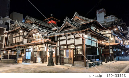 夜の道後温泉本館 120433528