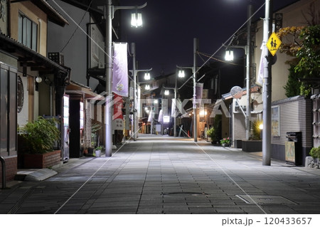 深夜で閑静な平等院表参道（京都府宇治市） 120433657