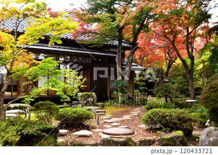 新潟県長岡市　もみじ園の巴ヶ丘山荘と庭園と紅葉 120433721