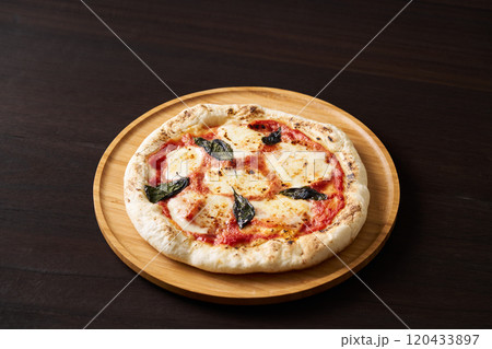 焼きたてのマルゲリータ 120433897