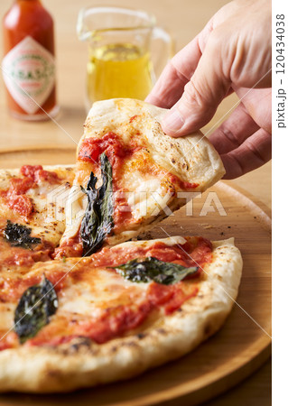 焼きたてのマルゲリータを手に取る 焼きたてのマルゲリータを手に取る 120434038