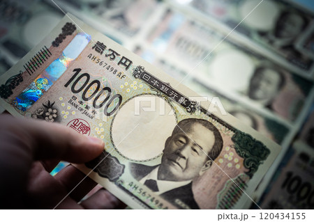 男性が一万円札を持っている 120434155