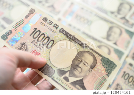 男性が一万円札を持っている 120434161